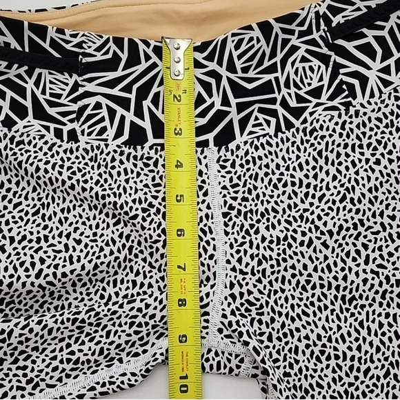 Lululemon Real Quick Tight Crops Miss Mosaic White Posey Black White Size 8 - Picture 12 of 14